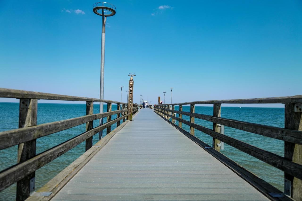 Ferienwohnungen Meerfarbig Zingst - Haustierfrei -Terrasse Mit Strandkorb Oder Balkon - E-Ladesaeule - Parkplatz - Wlan - Fahrradschuppen - Waschtrockner - Ruhig Und Zentral - Nichtraucher 外观 照片
