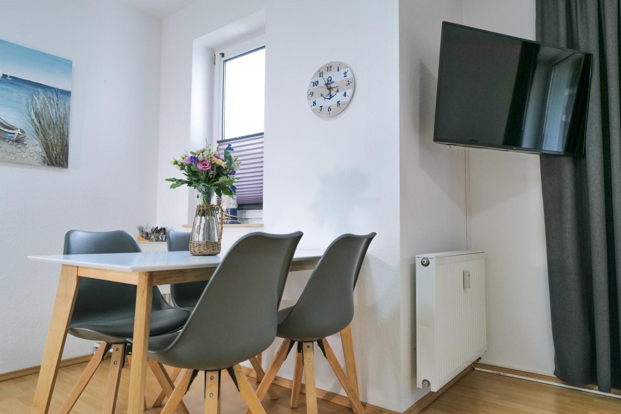 Ferienwohnungen Meerfarbig Zingst - Haustierfrei -Terrasse Mit Strandkorb Oder Balkon - E-Ladesaeule - Parkplatz - Wlan - Fahrradschuppen - Waschtrockner - Ruhig Und Zentral - Nichtraucher 外观 照片